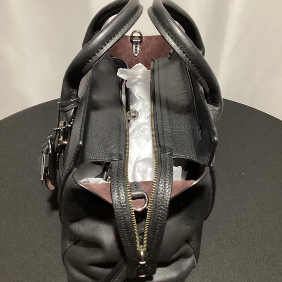 Elegant Black Leather Handbag - Picture 7 of 15